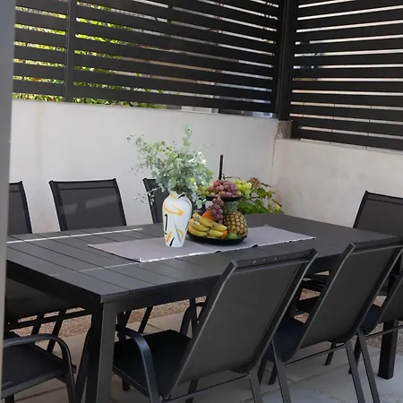 T-one Luxury Pool House Apartman