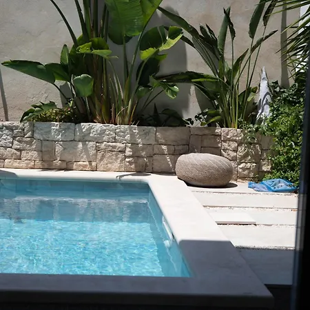 T-one Luxury Pool House Apartman