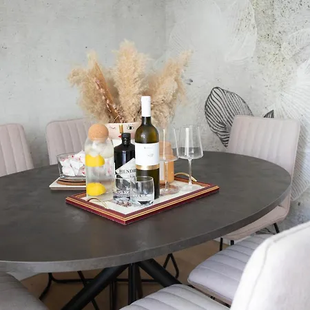 T-one Luxury Pool House Apartman