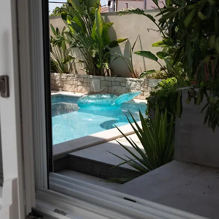 T-one Luxury Pool House Apartman
